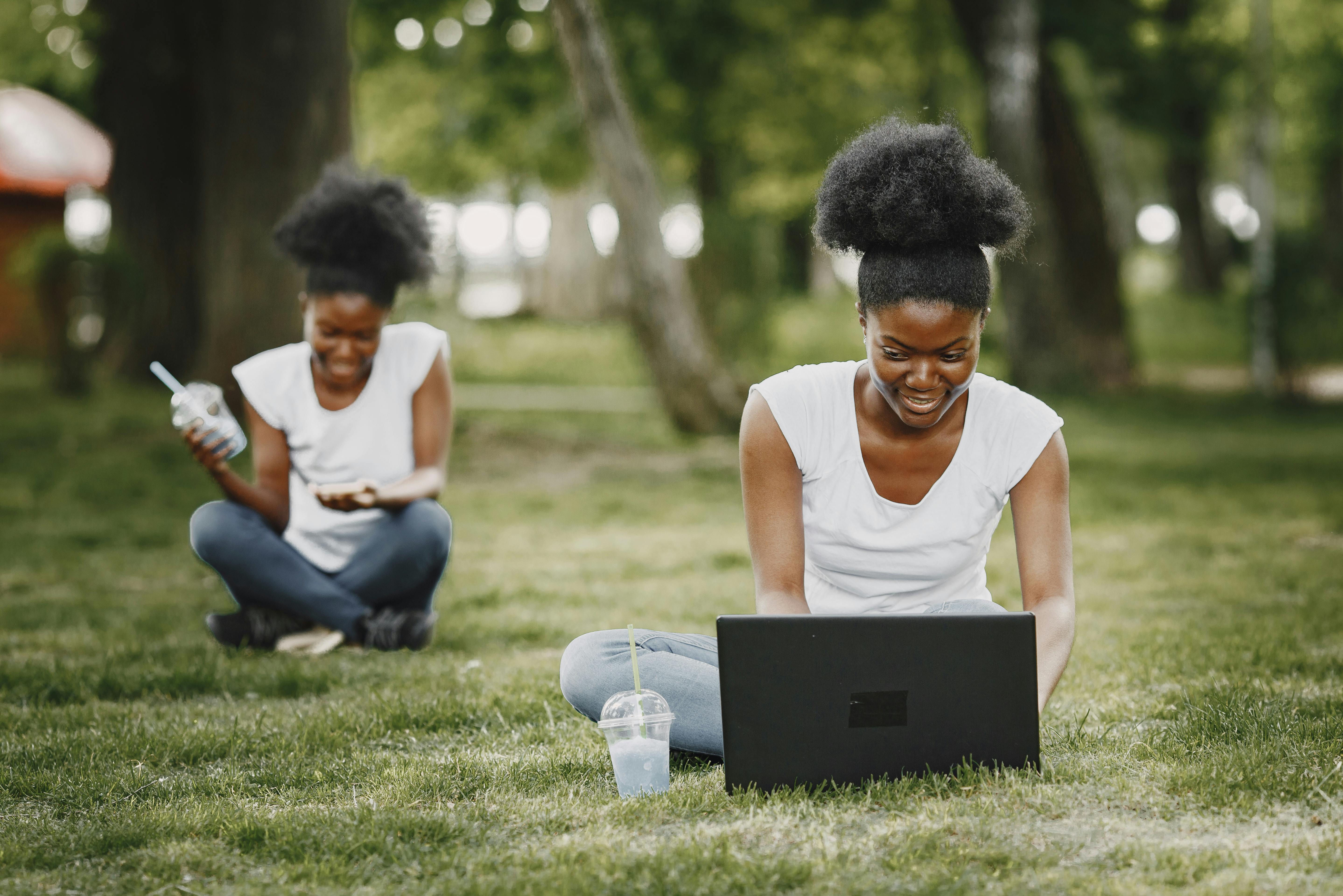 A woman using a computer. Photo: Pexels.com